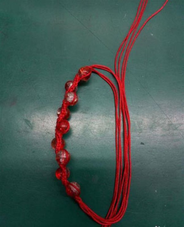 How to weave a red rope bracelet? Simple and beautiful red rope bracelet weaving tutorial with illustrations