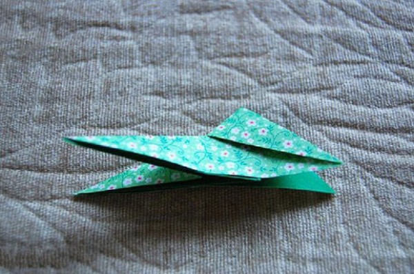 How to fold a three-leaf clover. Teach you how to fold a four-leaf clover.