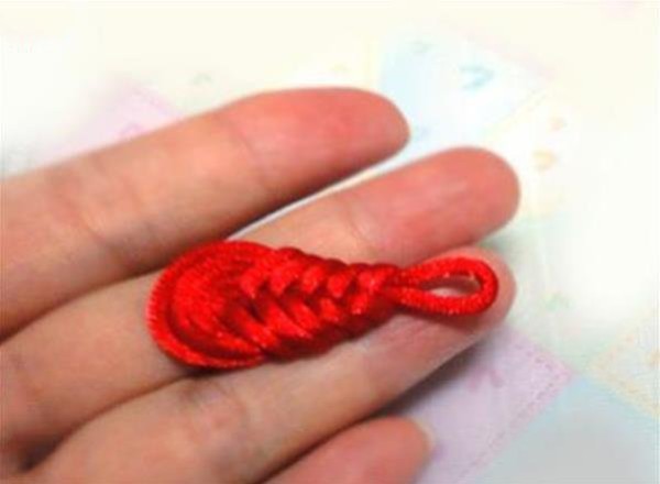 Tutorial on how to weave Chinese knot pipa buckle by hand