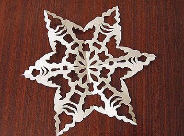 Illustration of the steps and methods of making romantic Christmas Eve snowflake paper-cutting