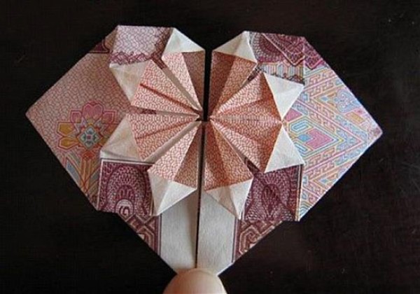 How to fold a heart full of love? Let’s take a look at the origami illustrations