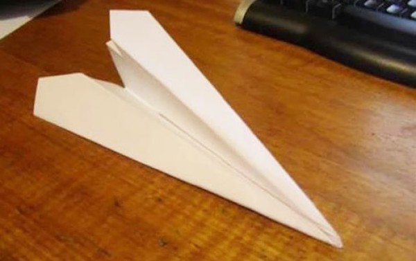 A childhood toy, a simple paper airplane folding method