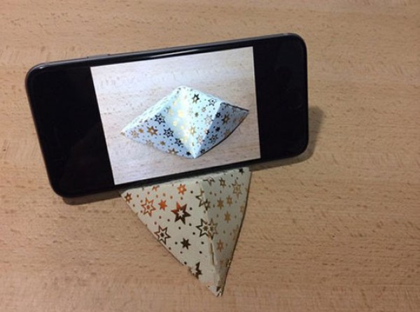 How to fold a simple mobile phone holder. Use paper to fold a mobile phone holder.