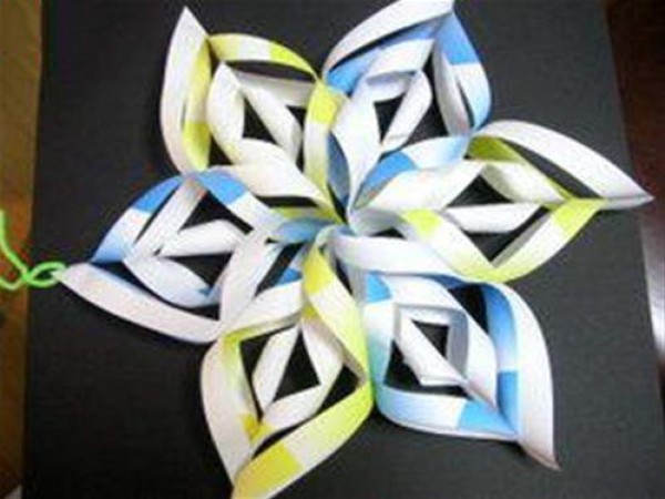 Easily fold out three-dimensional small stars that can be hung, simple and easy to learn