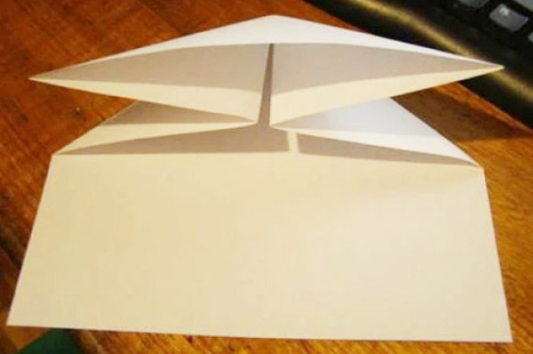 A childhood toy, a simple paper airplane folding method