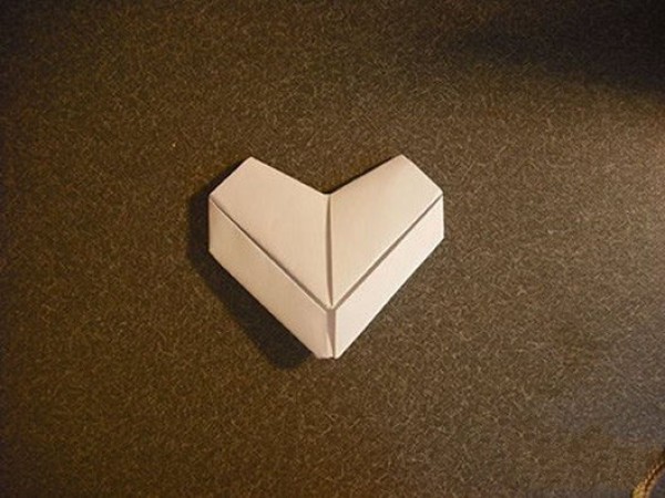 Illustrated tutorial on how to fold a three-dimensional heart