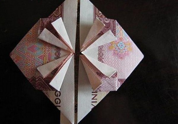 How to fold a heart full of love? Let’s take a look at the origami illustrations