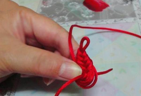 Tutorial on how to weave Chinese knot pipa buckle by hand