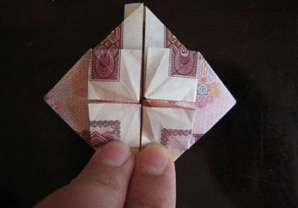 How to fold a heart full of love? Let’s take a look at the origami illustrations