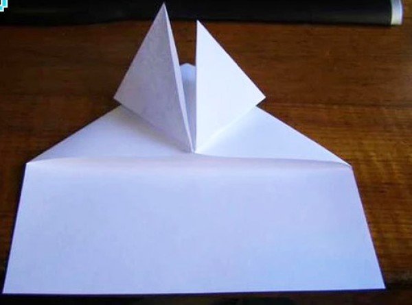 A childhood toy, a simple paper airplane folding method