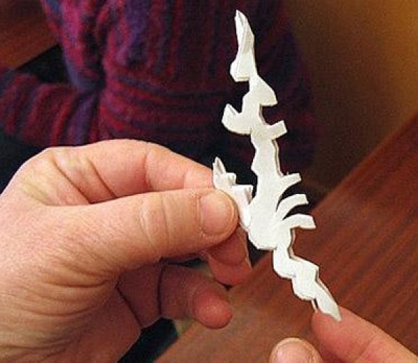 Illustration of the steps and methods of making romantic Christmas Eve snowflake paper-cutting