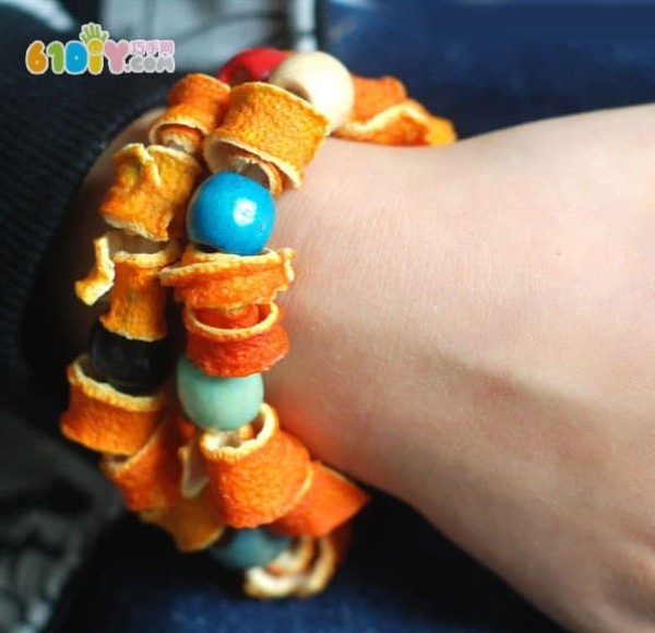 Using waste to make orange peel bracelets