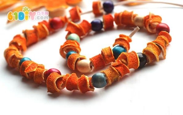 Using waste to make orange peel bracelets