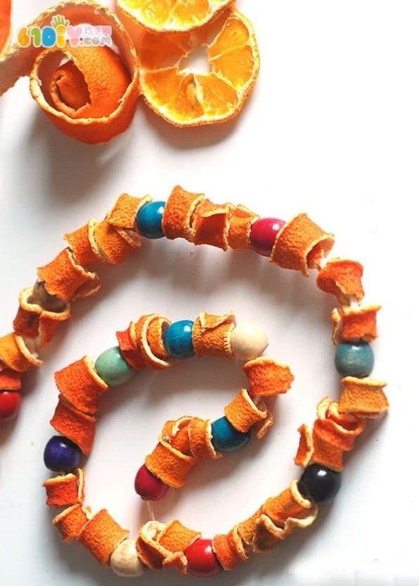 Using waste to make orange peel bracelets