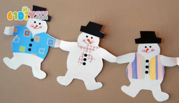 Children make beautiful paper-cut snowmen by hand in winter