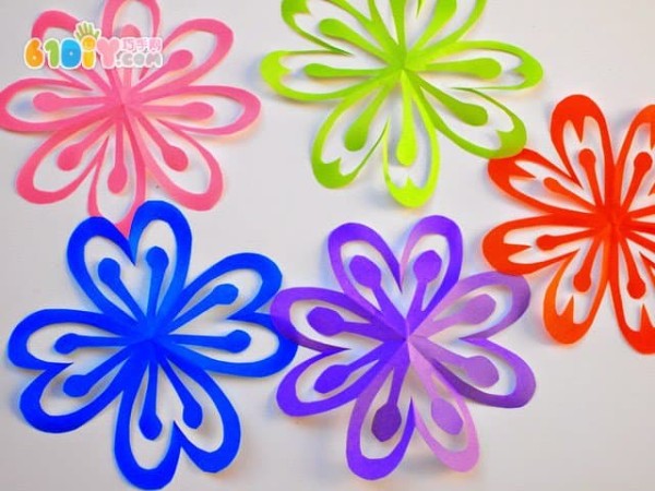 Teach you how to make colorful paper-cut flowers