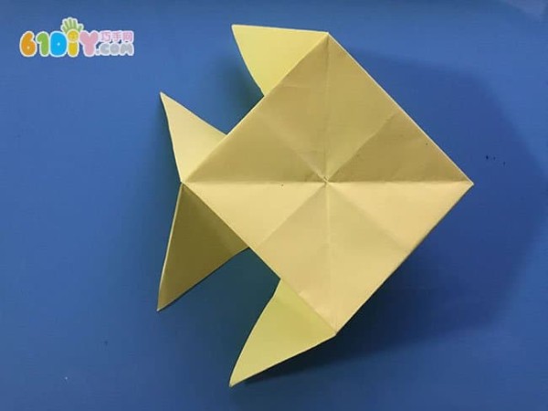 Three-dimensional fish origami tutorial