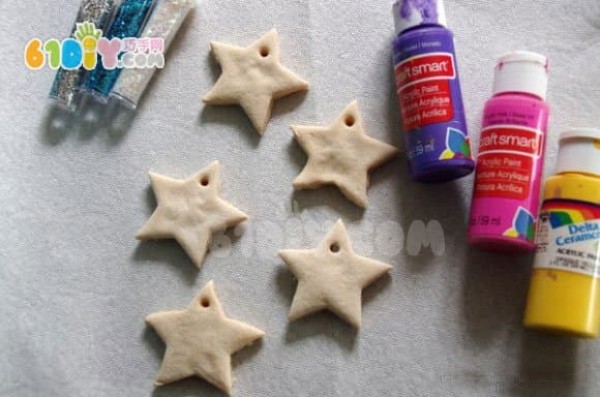 Make beautiful star decorations from salt dough