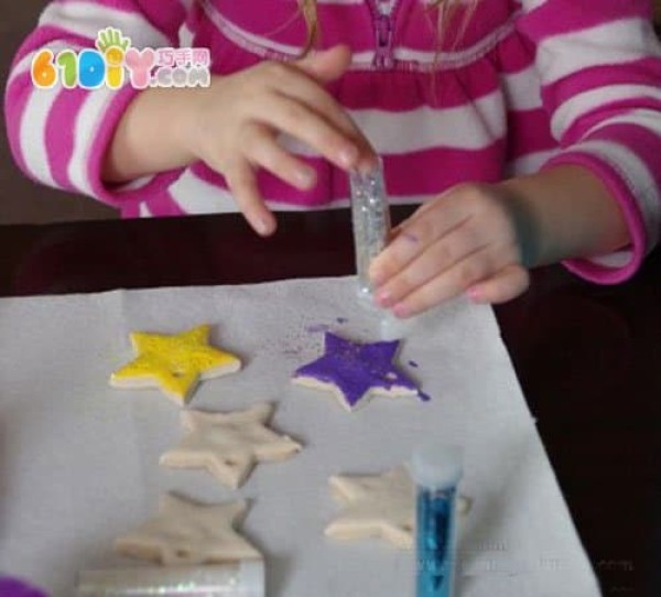 Make beautiful star decorations from salt dough