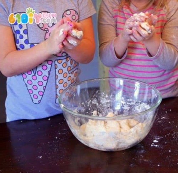 Make beautiful star decorations from salt dough