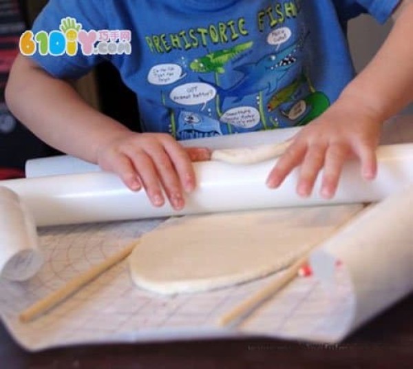 Make beautiful star decorations from salt dough