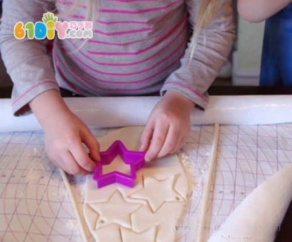 Make beautiful star decorations from salt dough