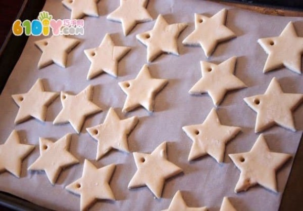 Make beautiful star decorations from salt dough