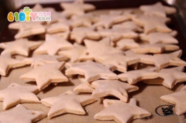 Make beautiful star decorations from salt dough