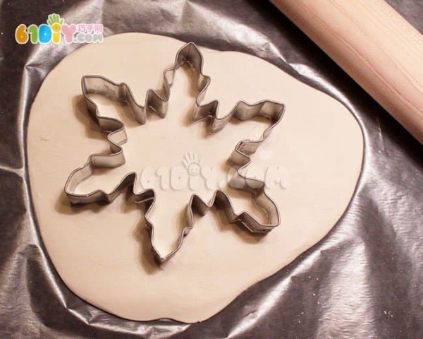 Winter crafts for children: making beautiful snowflakes from salt dough