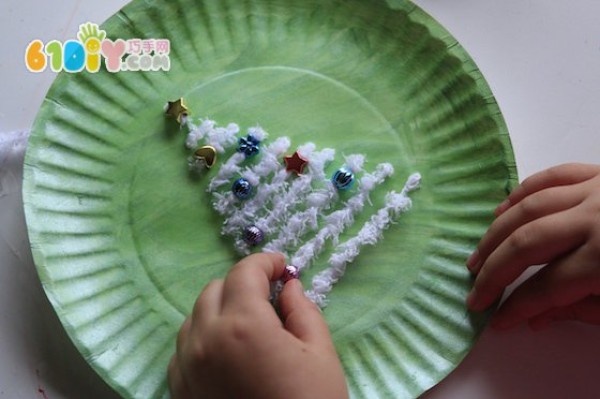 Childrens Handmade Paper Plate Stringed Christmas Tree