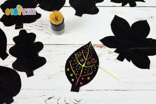 Colorful scratch-painting crafts: beautiful leaves