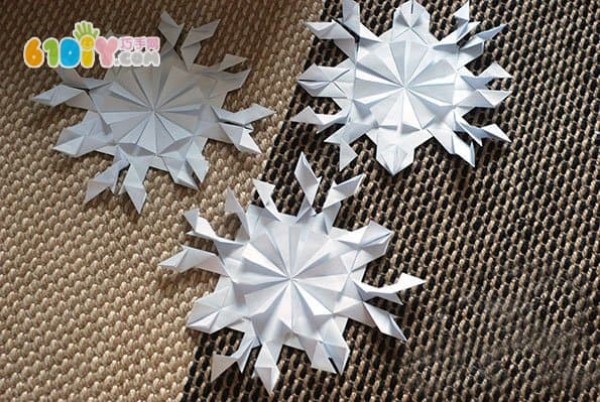 Simple and beautiful handmade paper art snowflakes