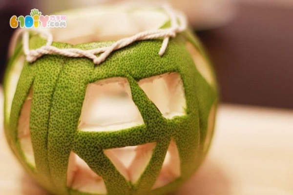 Simple DIY to make Mid-Autumn Festival lanterns from grapefruit peels