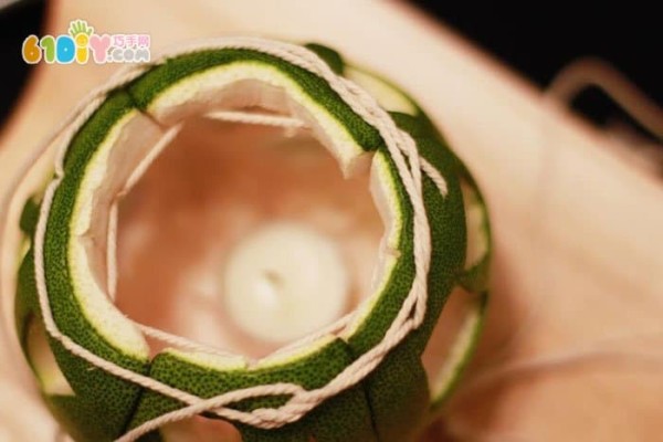 Simple DIY to make Mid-Autumn Festival lanterns from grapefruit peels