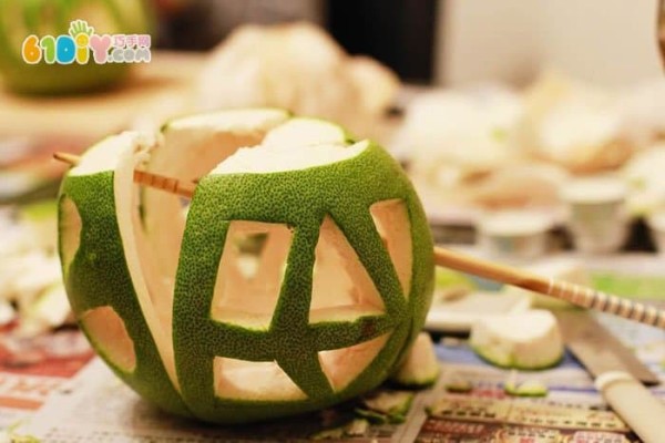 Simple DIY to make Mid-Autumn Festival lanterns from grapefruit peels