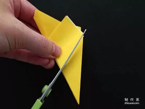 A simple method for children to cut out a five-pointed star from origami (step-by-step illustration)