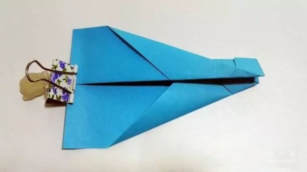 Simple folding method of childrens origami airplane