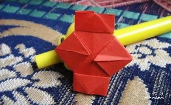 Illustrations of two simple methods for children to make origami lanterns