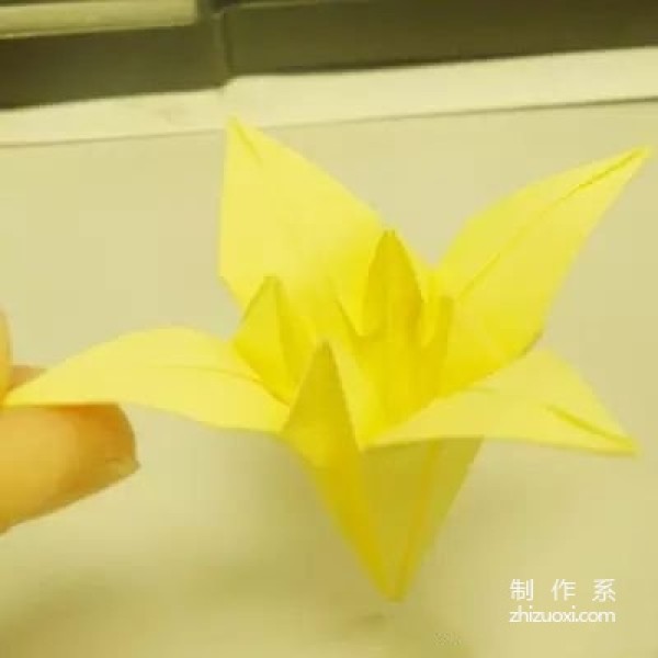 Fresh yellow lily origami method