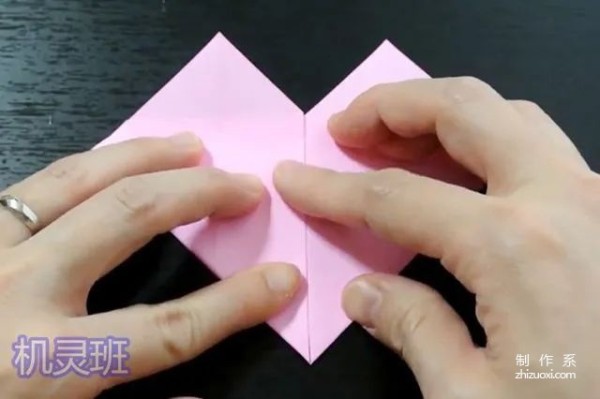 How to fold a simple origami heart using square handmade paper (step-by-step illustration)