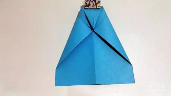 Simple folding method of childrens origami airplane