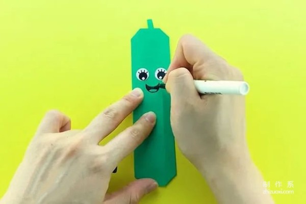 Simple origami for children: How to fold a cucumber (step-by-step illustration)