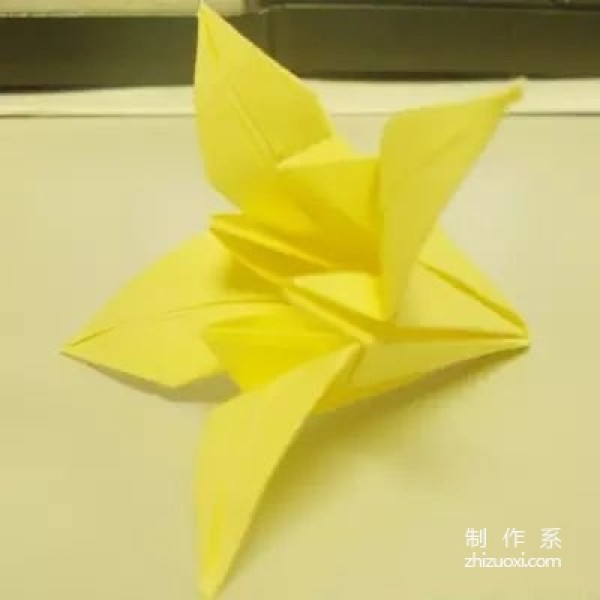 Fresh yellow lily origami method