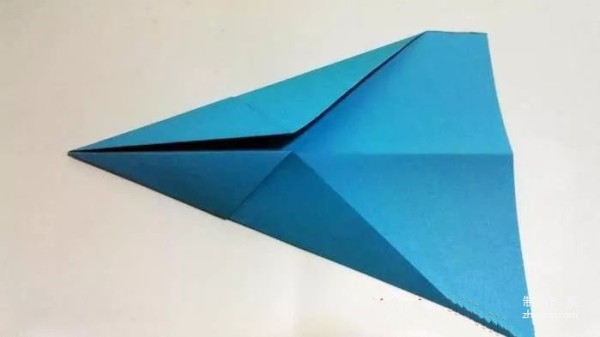 Simple folding method of childrens origami airplane