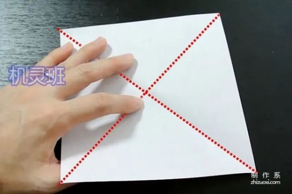 How to fold a simple origami heart using square handmade paper (step-by-step illustration)