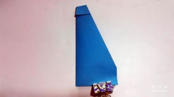 Simple folding method of childrens origami airplane