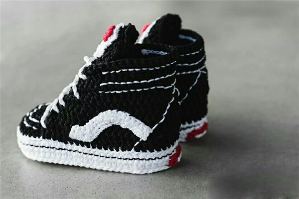 Appreciation of creative handmade crochet DIY production of baby boy sneakers