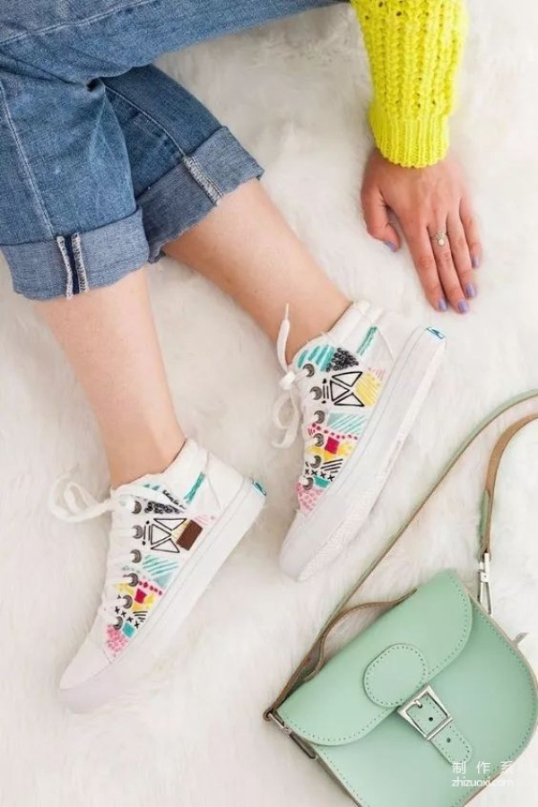 No matter how cheap or ordinary white shoes are, you can make them look beautiful with just one trick.