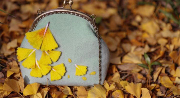 The creative DIY handmade franchise store shares the most beautiful wool felt gold bags here.