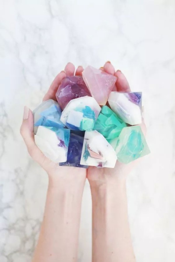 Handmade DIY soap, Instagram style diamond soap making method illustration